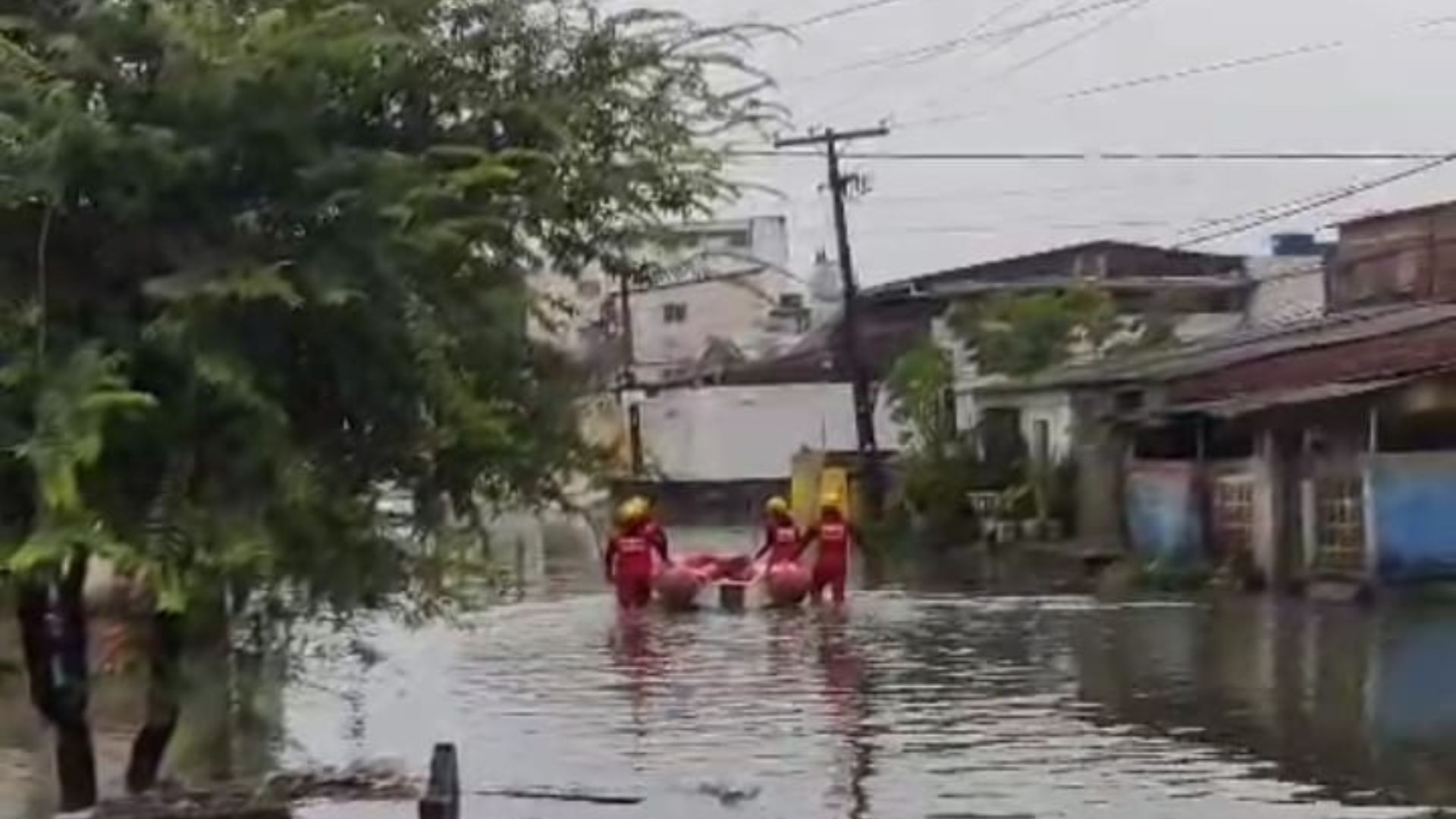 Bombeiros atendem quatro ocorrências de famílias ilhadas no GRANDE RECIFE devido às chuvas.