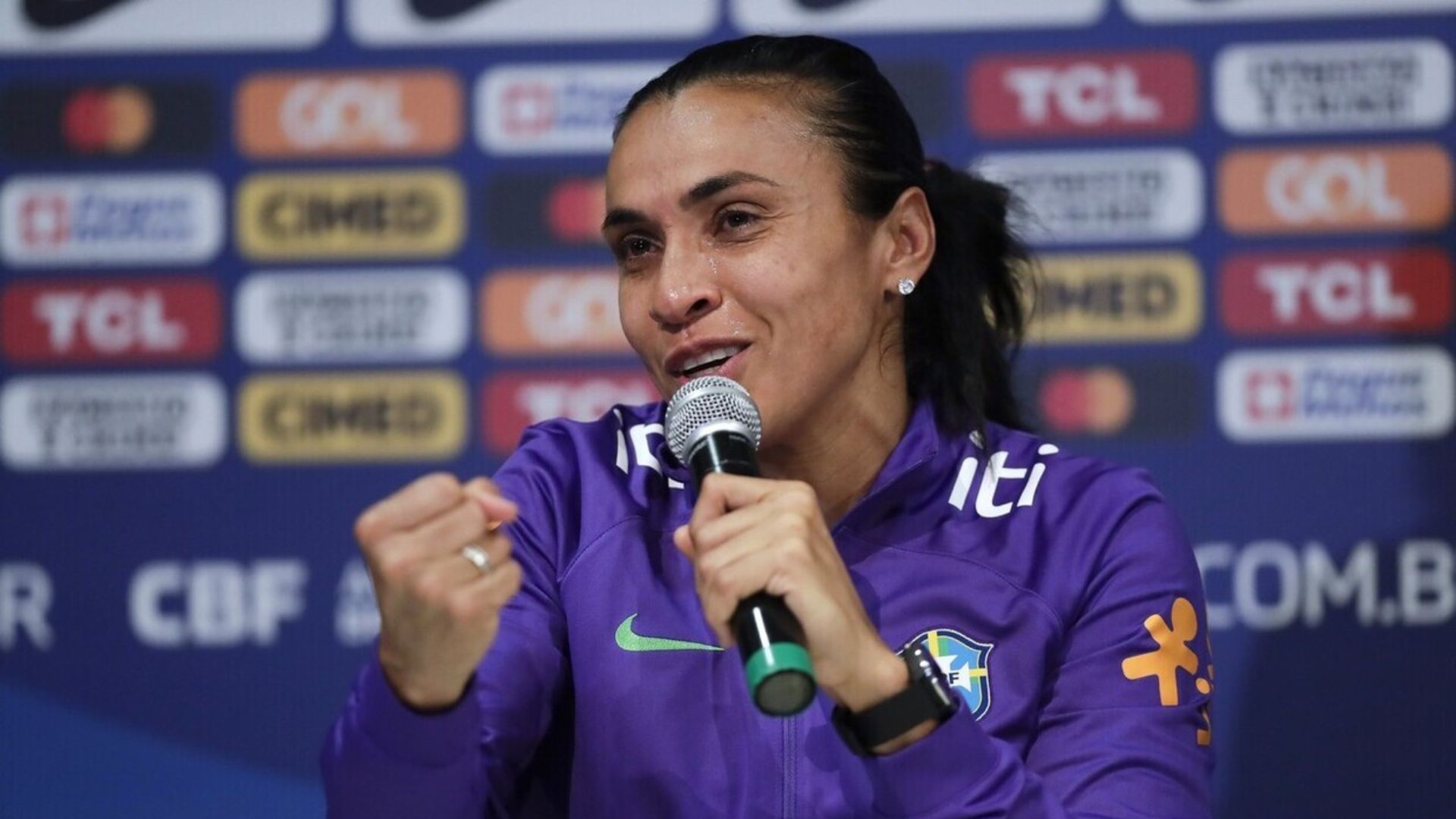 Marta diz que 'sempre sonhou em jogar Copa no Brasil' e repensa sobre aposentadoria