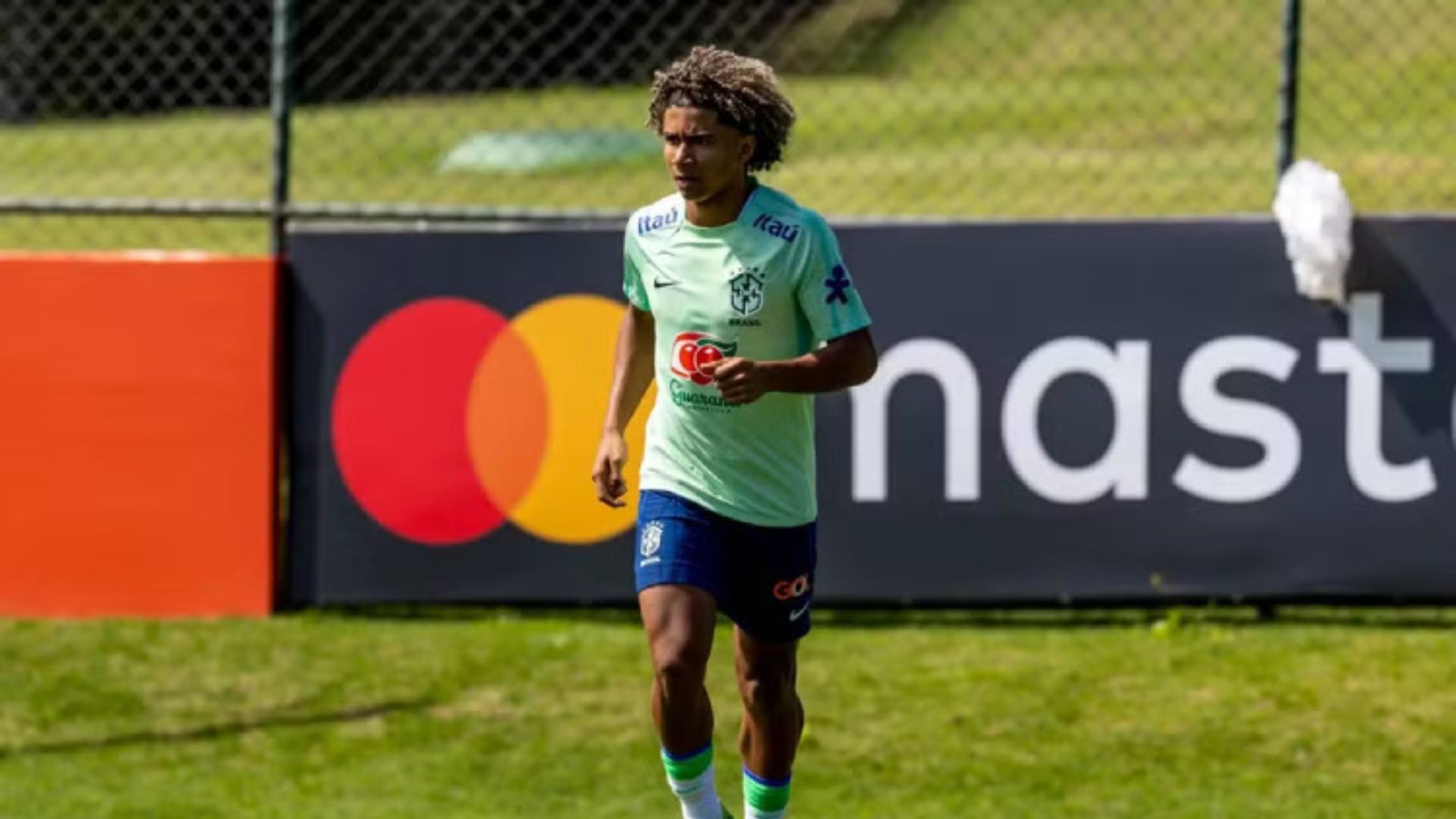 SPORT: Pedro Lima sofre choque de cabeça em treino da Seleção Sub-20. Foto: Divulgação / CBF