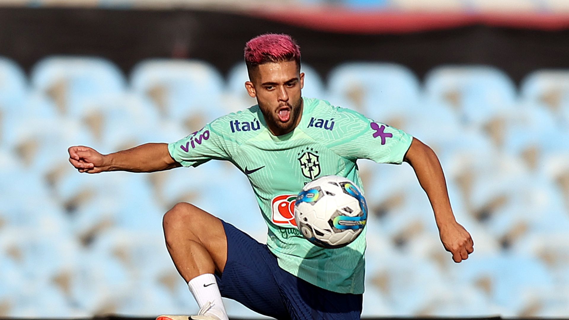 CBF pede para Yan Couto não usar cabelo rosa na Seleção Brasileira: "Falaram que é meio vacilão". Foto:Vitor Silva/CBF