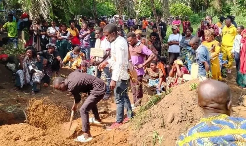 Enterro de vítimas de ataque do Estado Islâmico na República Democrática do Congo. Foto: Open Doors UK