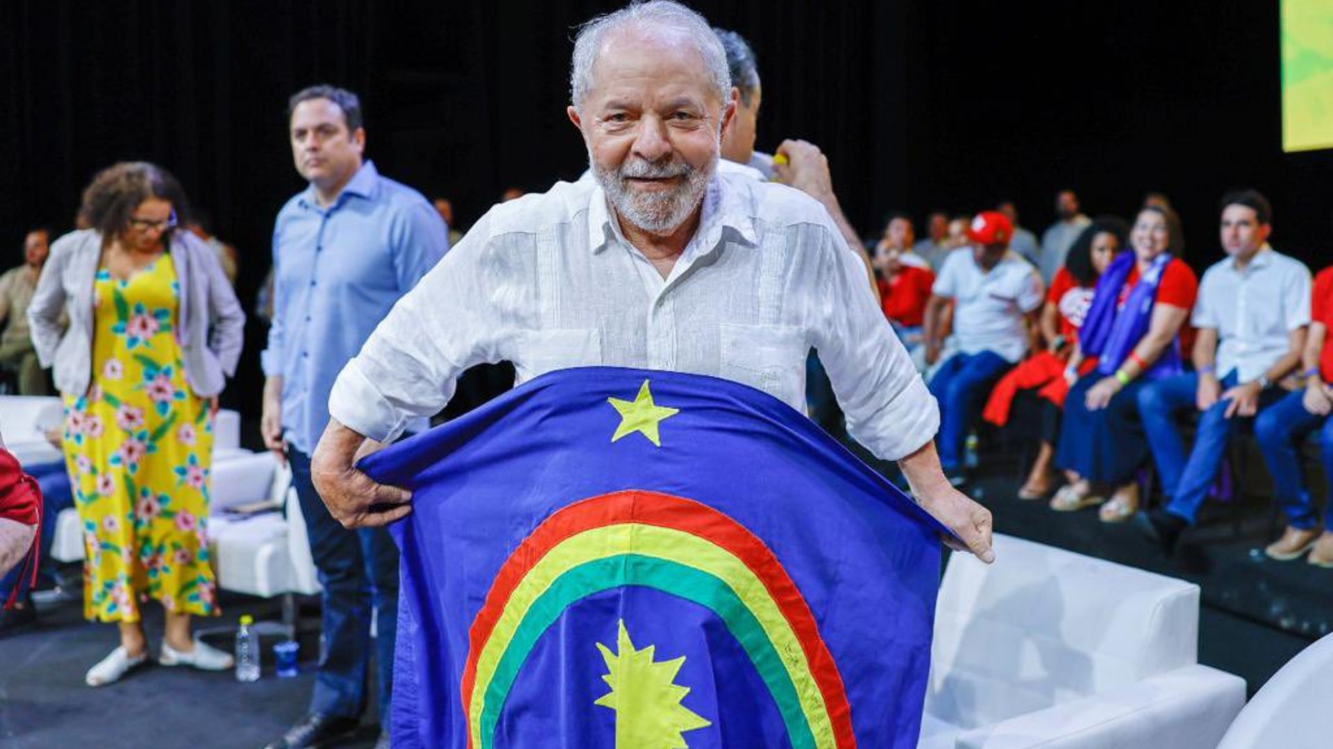 Lula com a bandeira de Pernambuco. Foto: Ricardo Stuckert/Divulgação