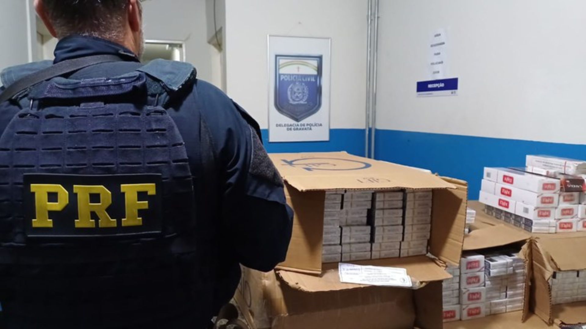 Homem bate em poste ao fugir da PRF, faz refém e é preso com mais de 2 mil cigarros falsificados. Foto: Dilvugação/PRF