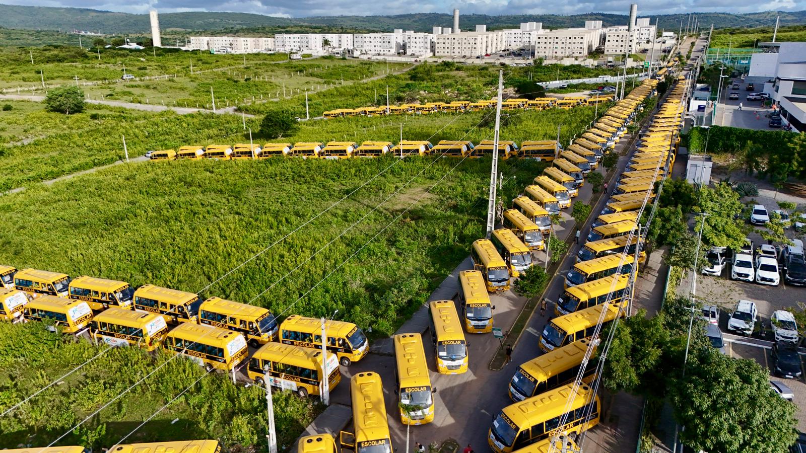 Governadora Raquel Lyra entrega novos ônibus escolares a todos os 184 municípios pernambucanos. Foto:   Yêdo Leonel/Secom