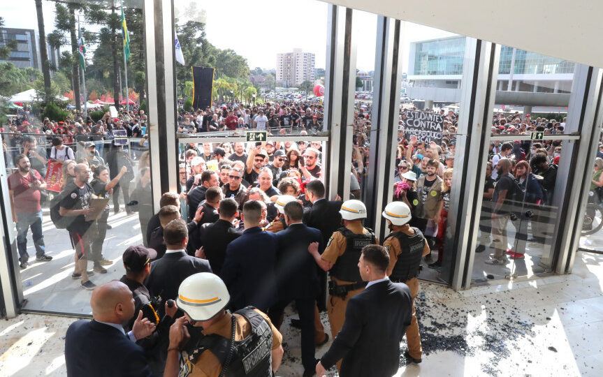 Manifestantes invadem Assembleia Legislativa do Paraná. Foto: Valdir Amaral/ Alep