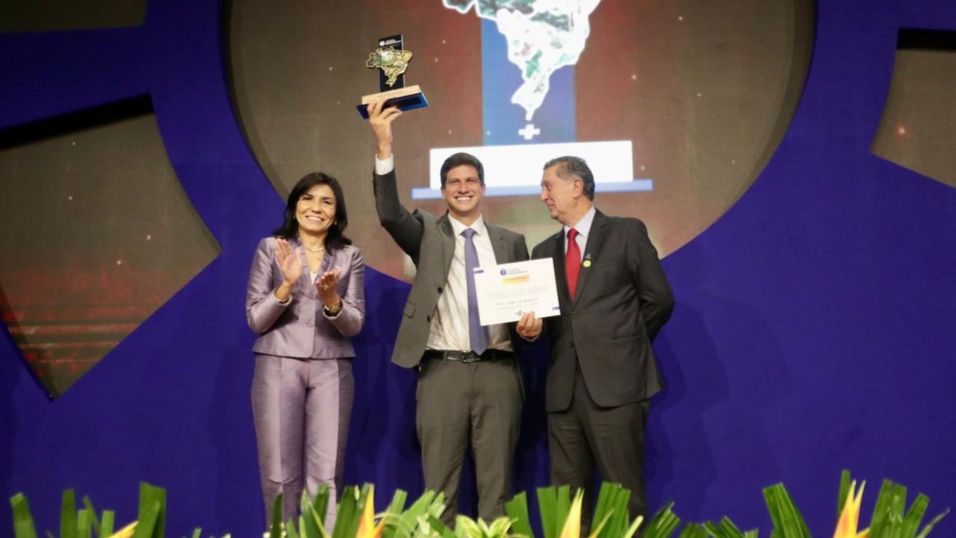 João Campos recebe prêmio Sebrae Prefeitura Empreendedora, o maior do Brasil.