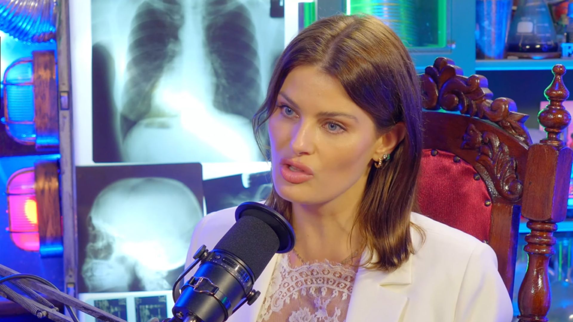 Modelo, Isabeli Fontana, relata 'encontro' com ETs 'Me curaram'