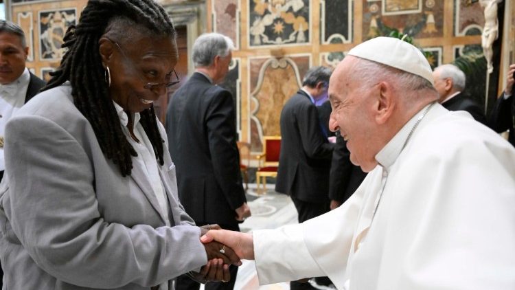 Papa Francisco recebe comediantes de todo o mundo.