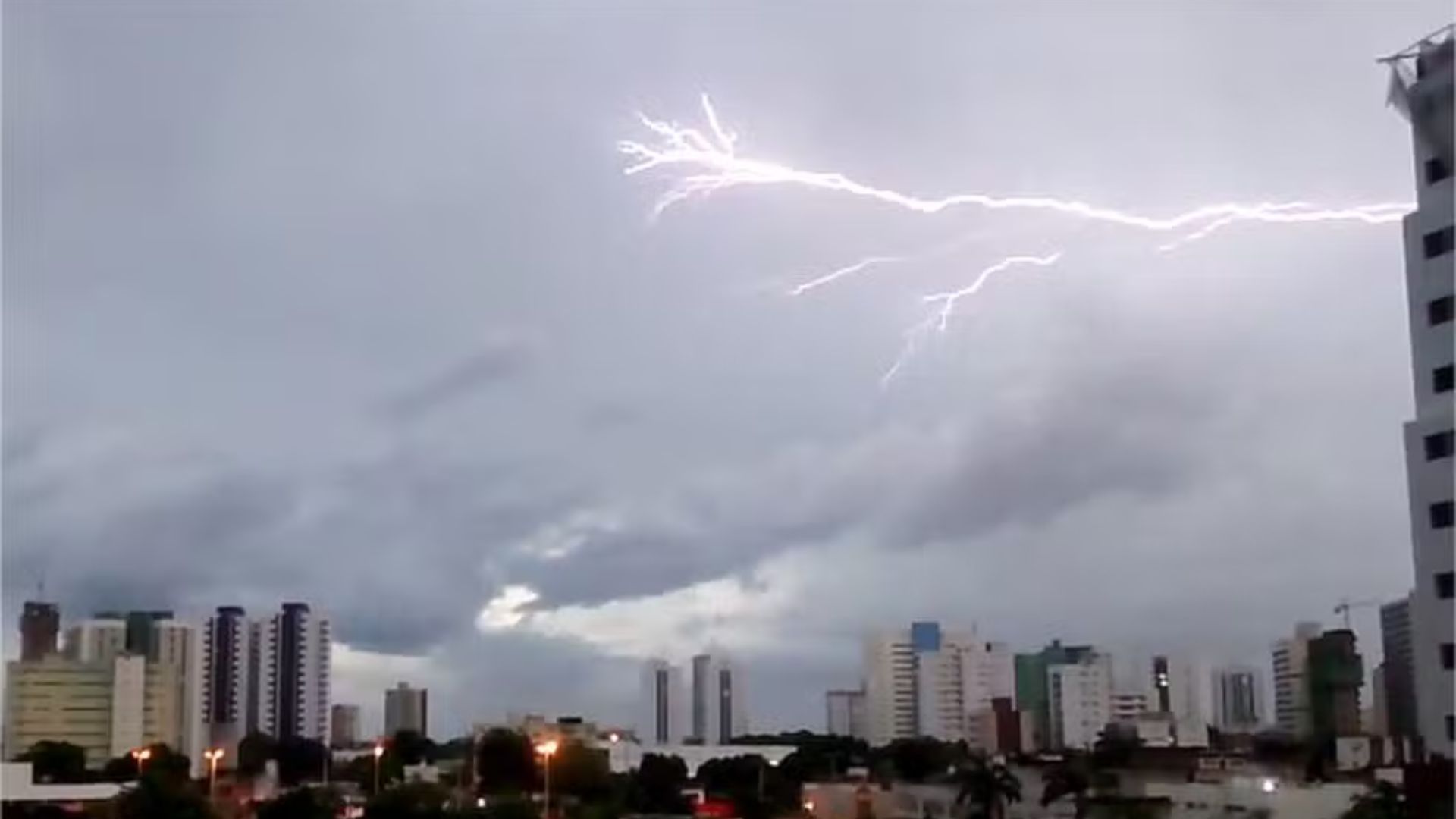 Pernambuco registra aumento de 81% na incidência de raios em 2024, com mais de 500 mil descargas atmosféricas até abril