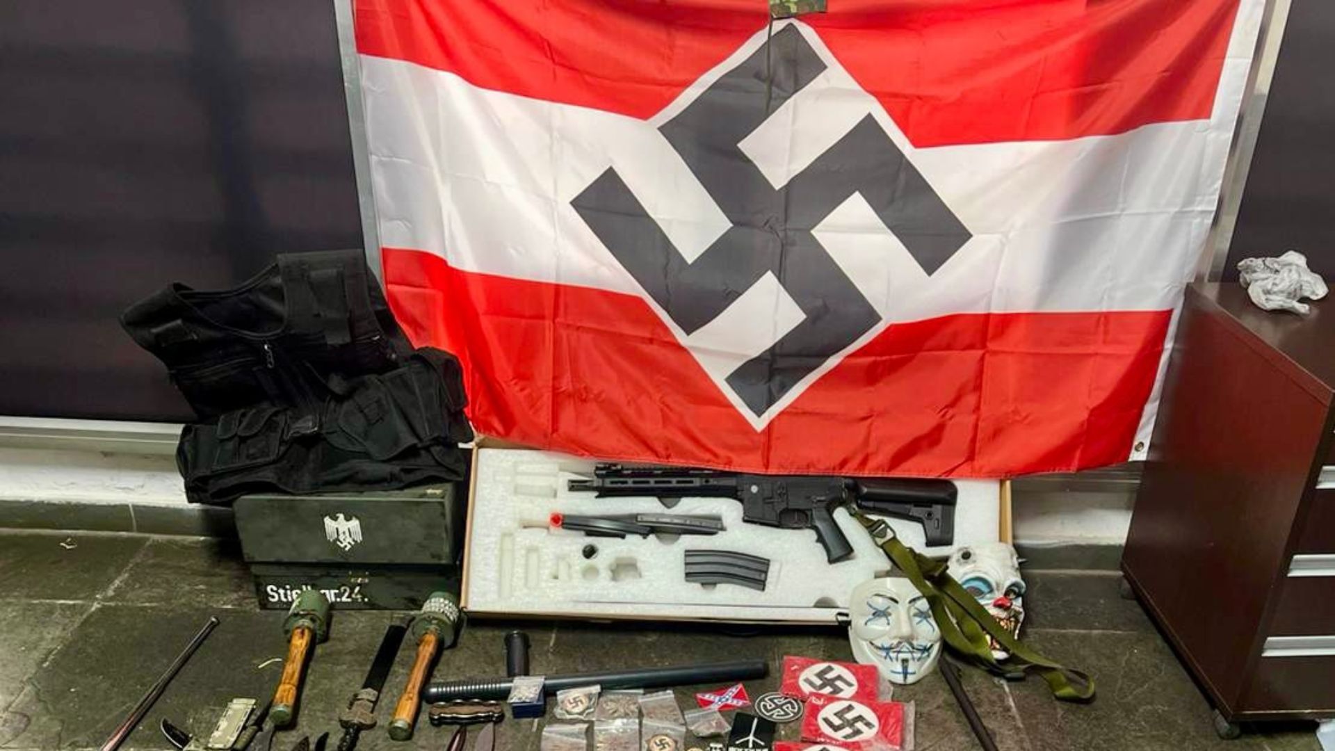 Polícia prende jovem com mais de 100 símbolos nazistas. Foto: Divulgação