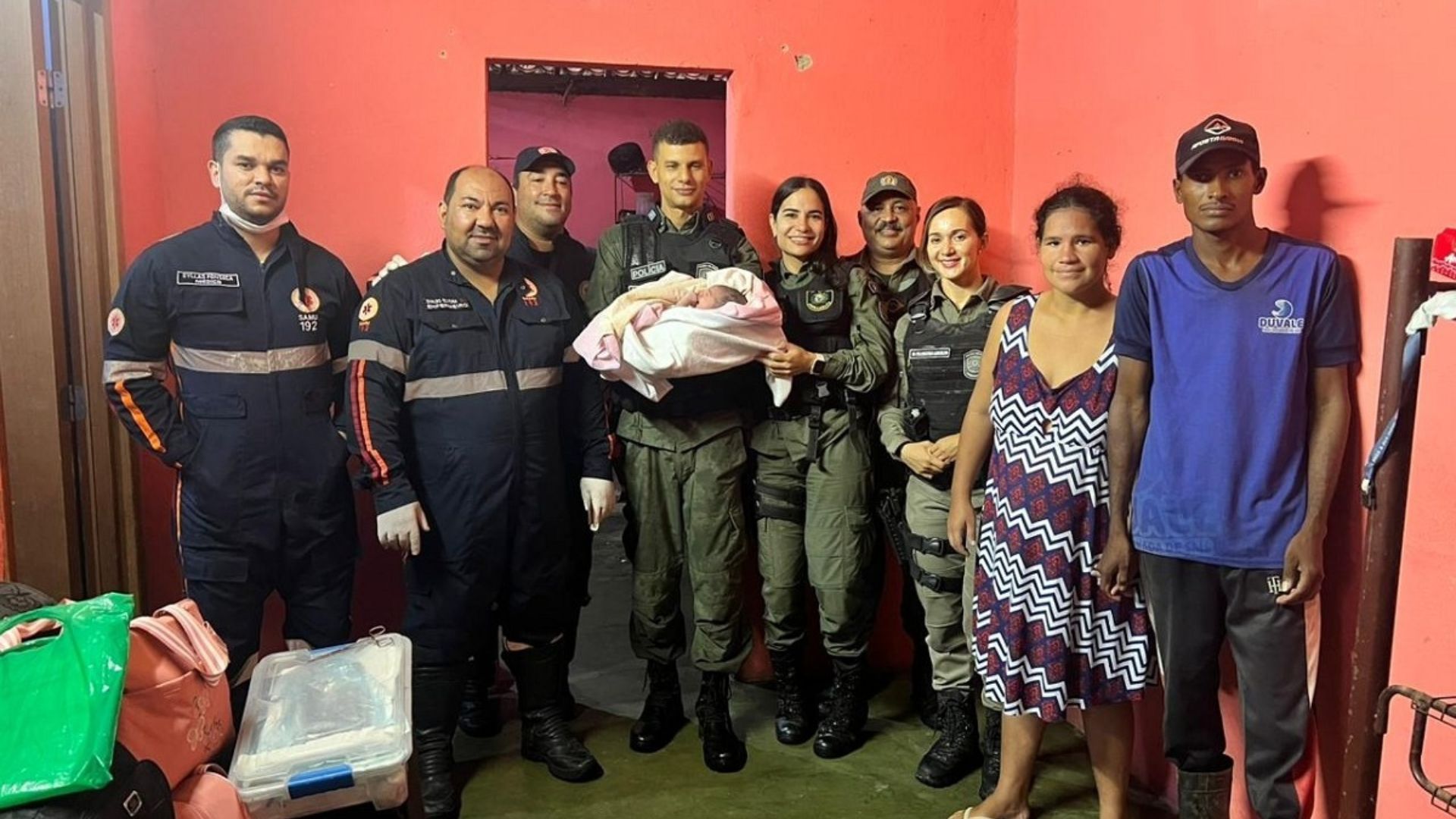 Policiais do 10° BPM auxiliam em parto de emergência em Palmares. Foto: Divulgação/PMPE.