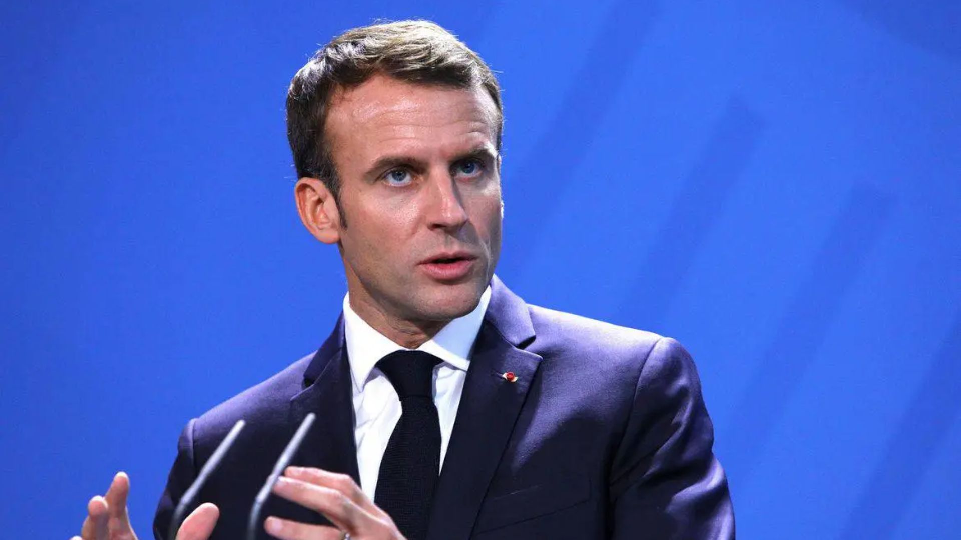 Presidente Macron pede que rivais se unam em pacto contra a extrema-direita.