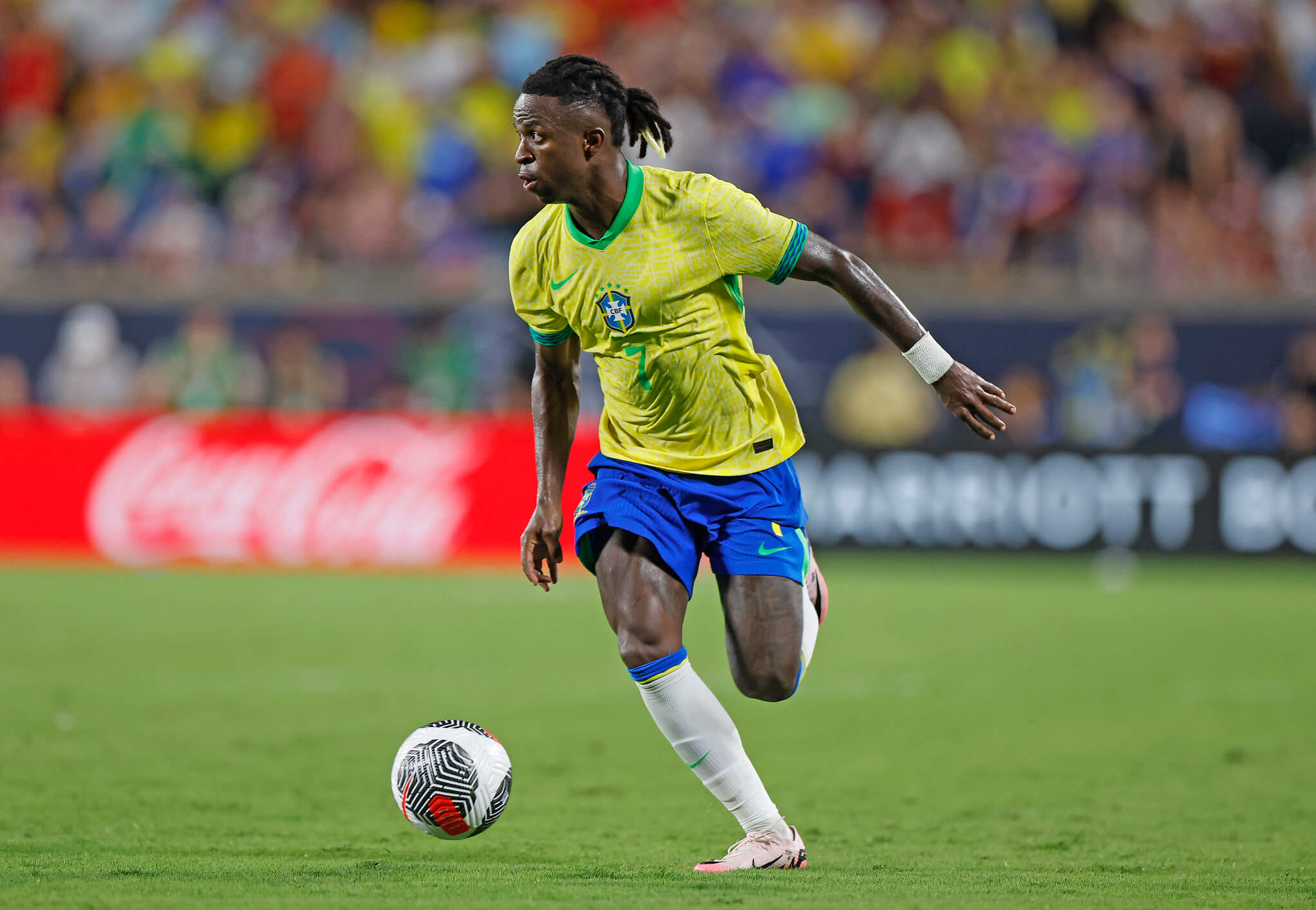 Vinícius Júnior em partida pela Seleção Brasileira. Foto: Rafael Ribeiro/CBF