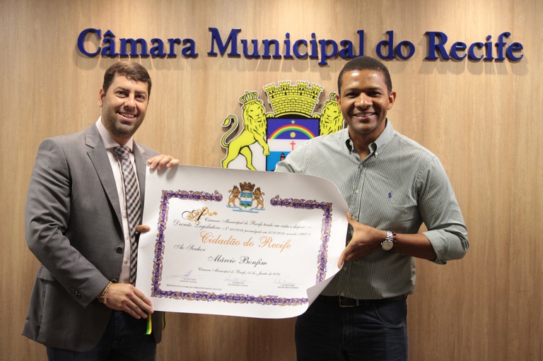 Jornalista Márcio Bonfim recebe título de cidadão recifense. Foto: Câmara Municipal do Recife