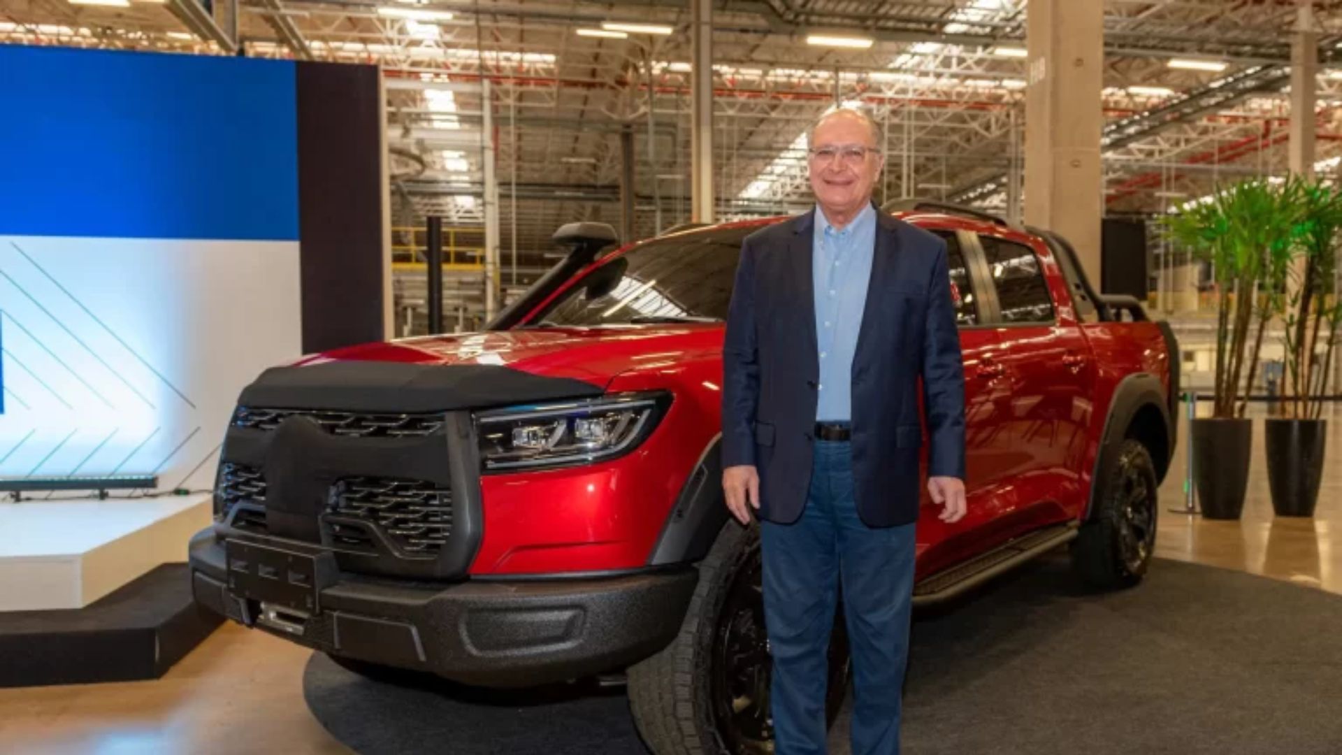 Geraldo Alckmin ao lado de carro. Foto: Divulgação