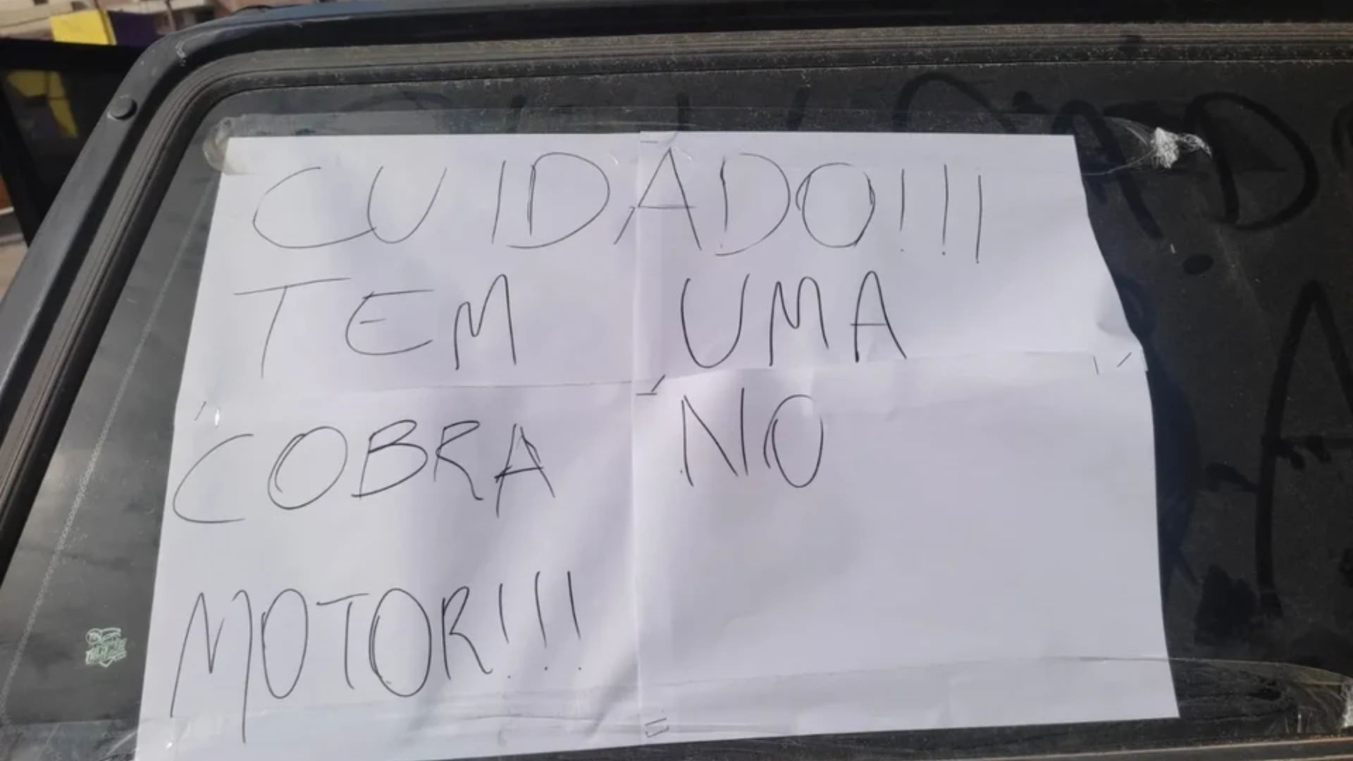 Aviso deixado no carro alertando sobre cobra no motor