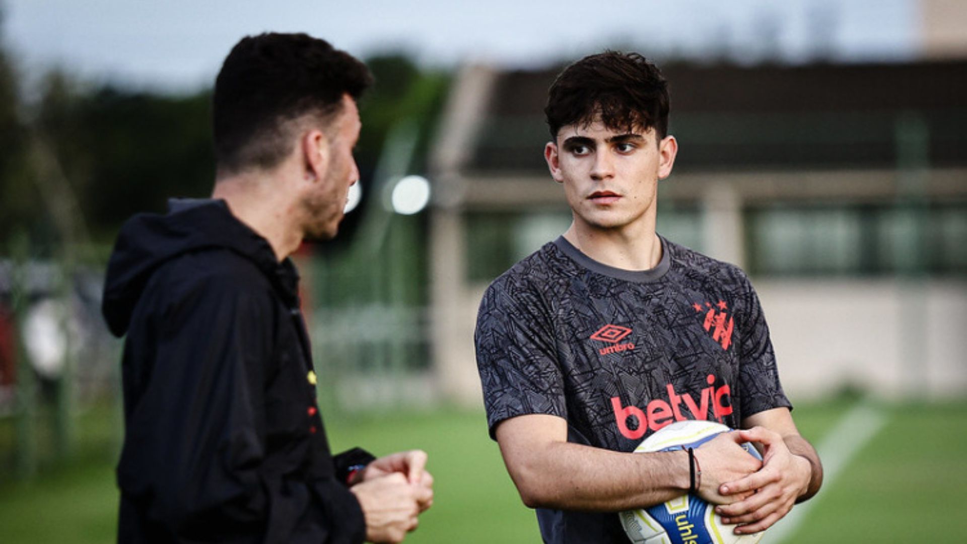 "É um jogador naturalmente extremo", diz Mariano Soso sobre no reforço do SPORT. Foto: Paulo Paiva / SCR.