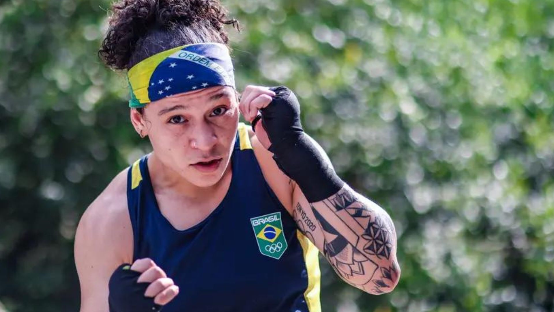 MEDALHA GARANTIDA! Bia Ferreira vence holandesa e garante primeiro pódio do Brasil no BOXE