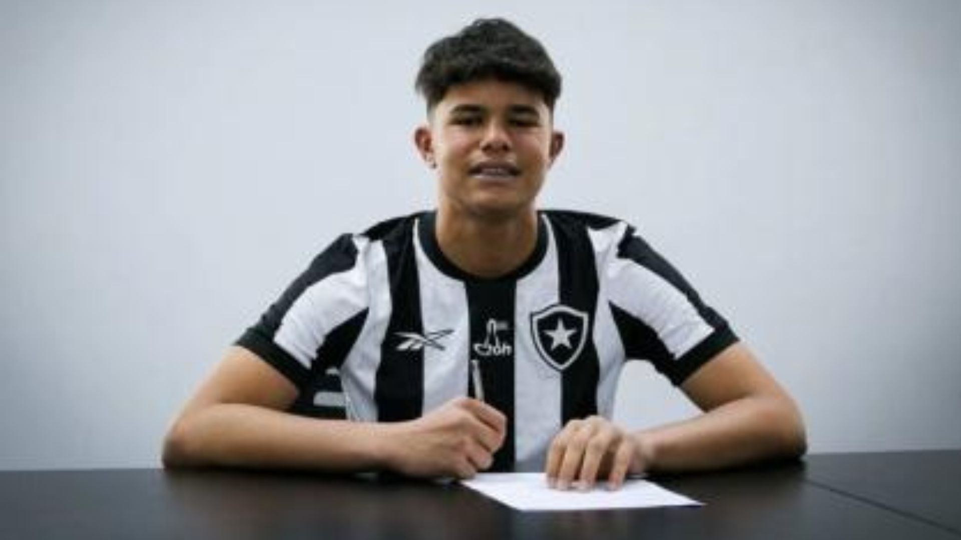 BRUNINHO, filho de ELIZA SAMUDIO, assina com o BOTAFOGO