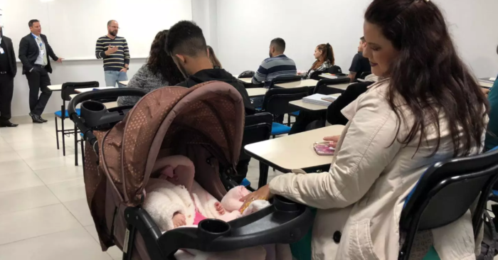 Mãe com filho na faculdade. Foto: Divulgação.