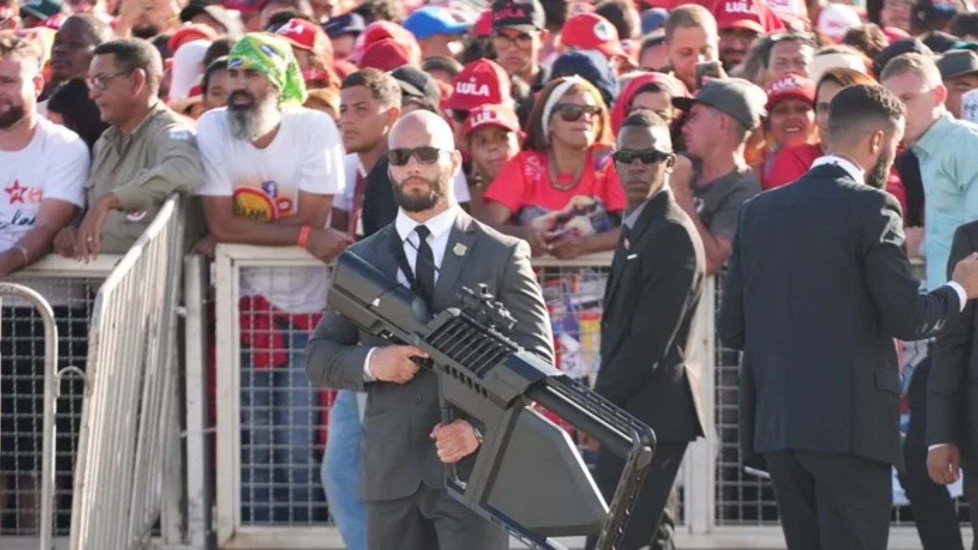 Policial federal usa arma antidrone durante na Esplanada dos Ministérios — Foto: Fábio Tito/g1.