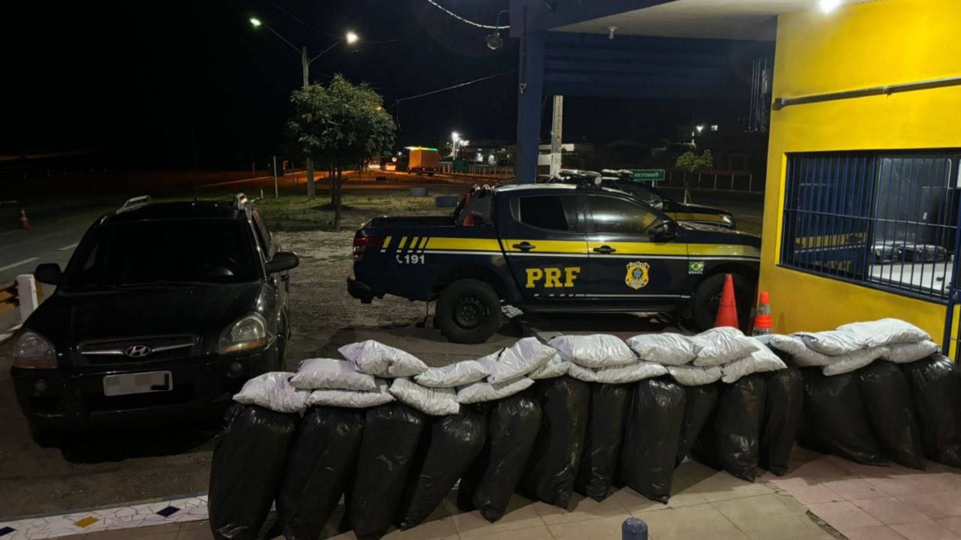 Em Pernambuco, PRF apreende quase 250 KG de maconha e skunk após perseguição na BR-232.