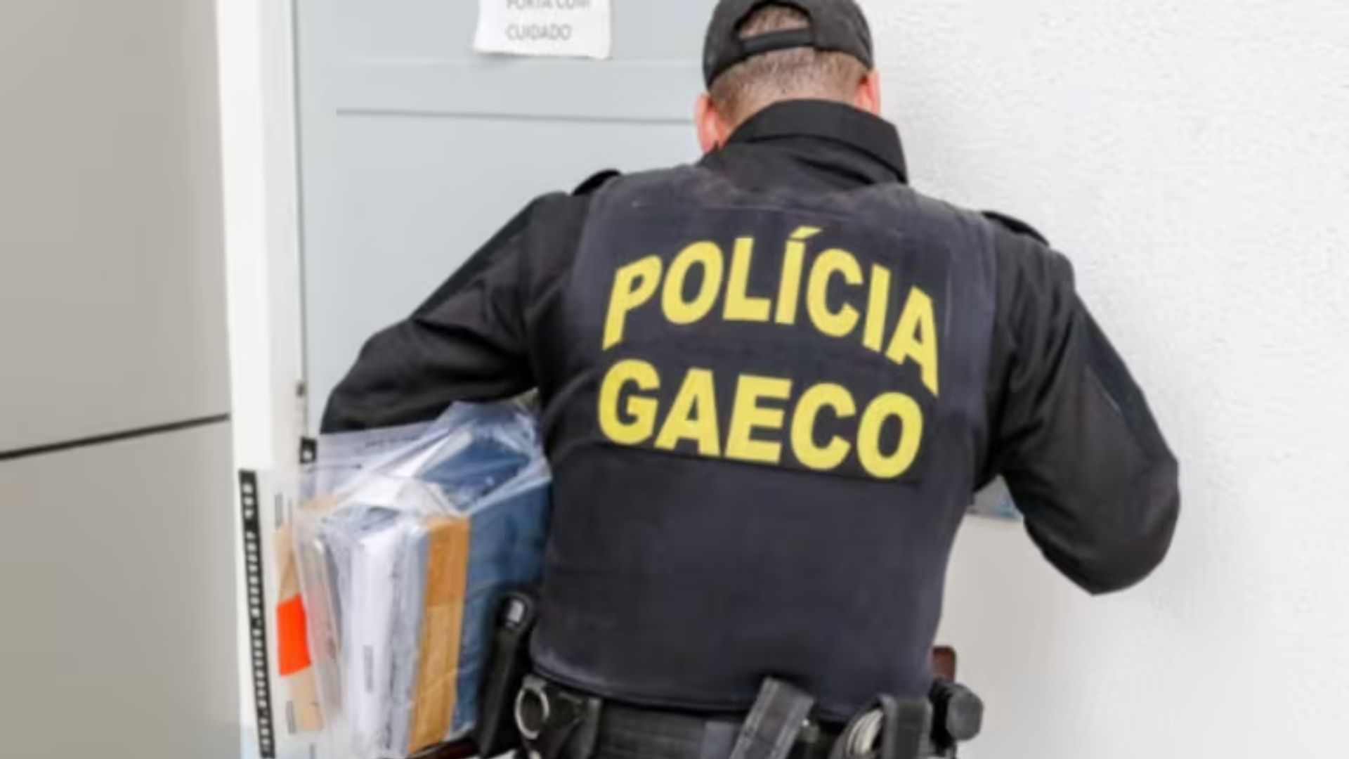 Policial do Gaeco em operação contra corrupção. Foto: Reprodução/MP-SP