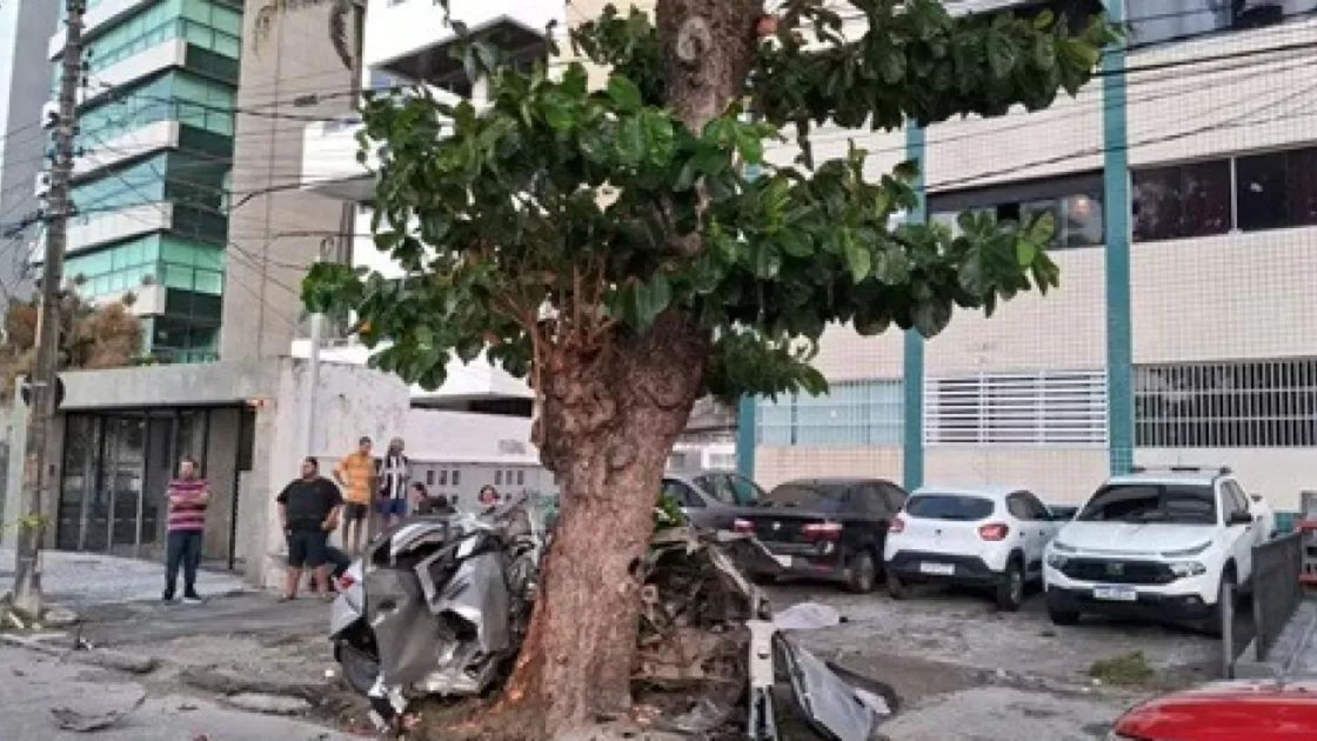 Acidente na Avenida Boa Viagem em Boa Viagem. Foto: Reprodução/TV Globo.