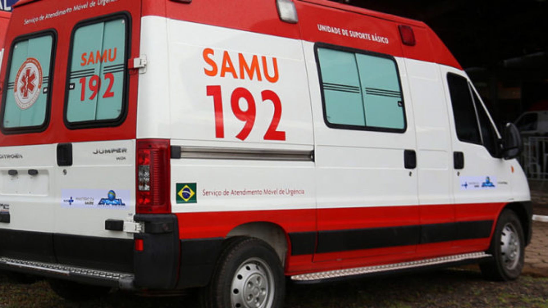 Homem sequestra ambulância após revolta no Detran por multas e é baleado por PM