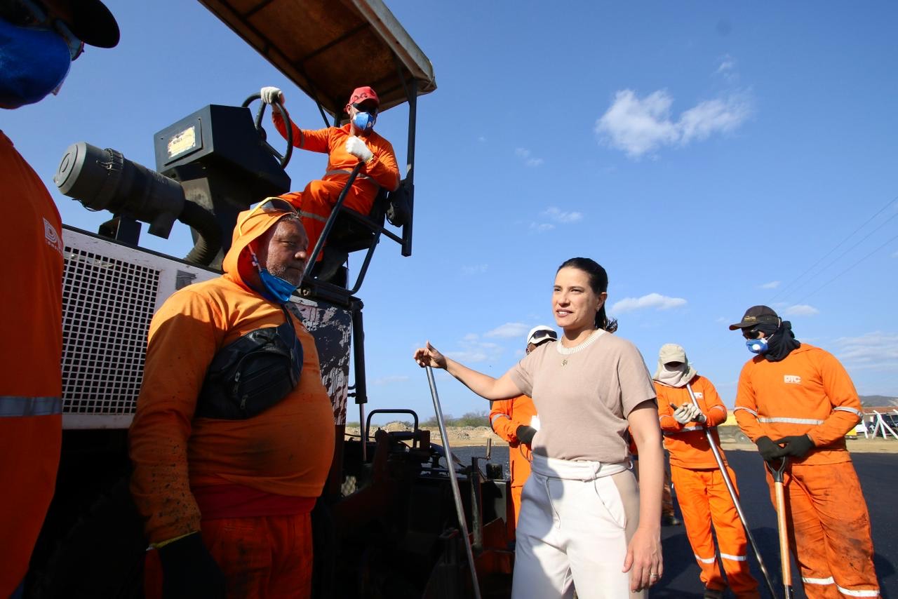 Governadora Raquel Lyra vistoria obra do aeroporto de Serra Talhada