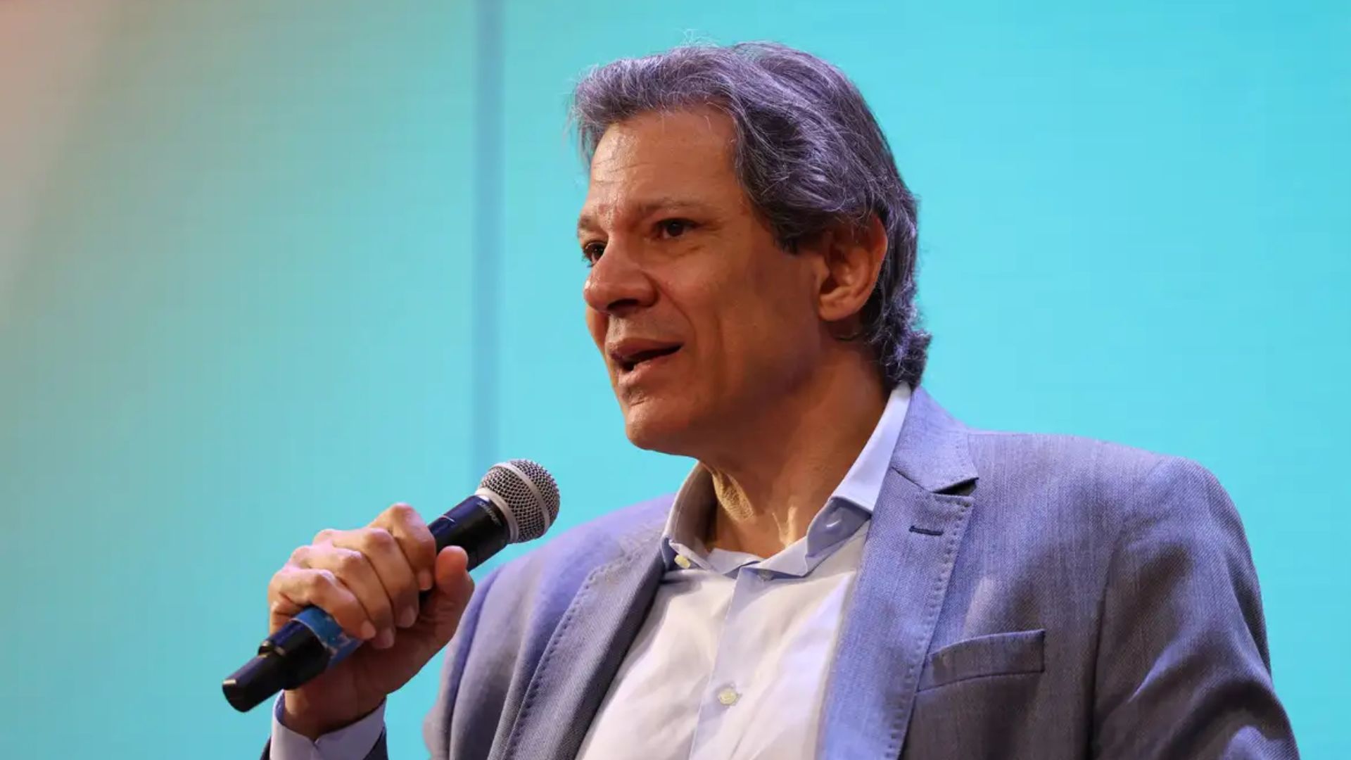 "Quem não paga imposto tem que voltar a pagar", diz Haddad