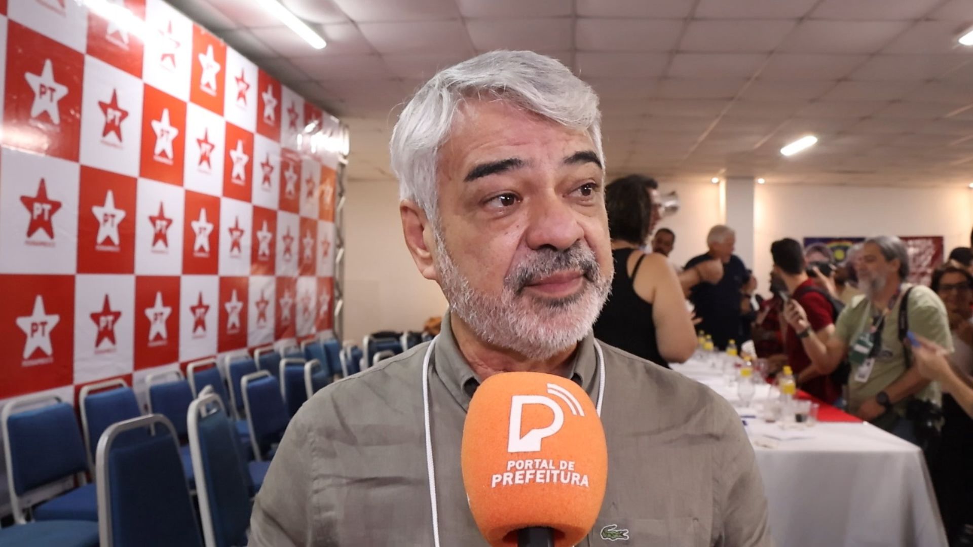 Humberto Costa diz que PT precisou 'abrir mão' de candidaturas em cidades importantes.