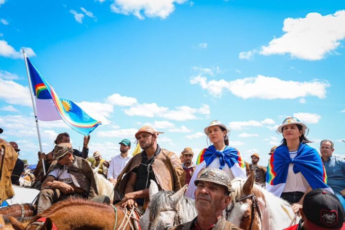 Em Serrita, Raquel Lyra participa da tradicional Missa do Vaqueiro e faz entrega de títulos de cidadãos