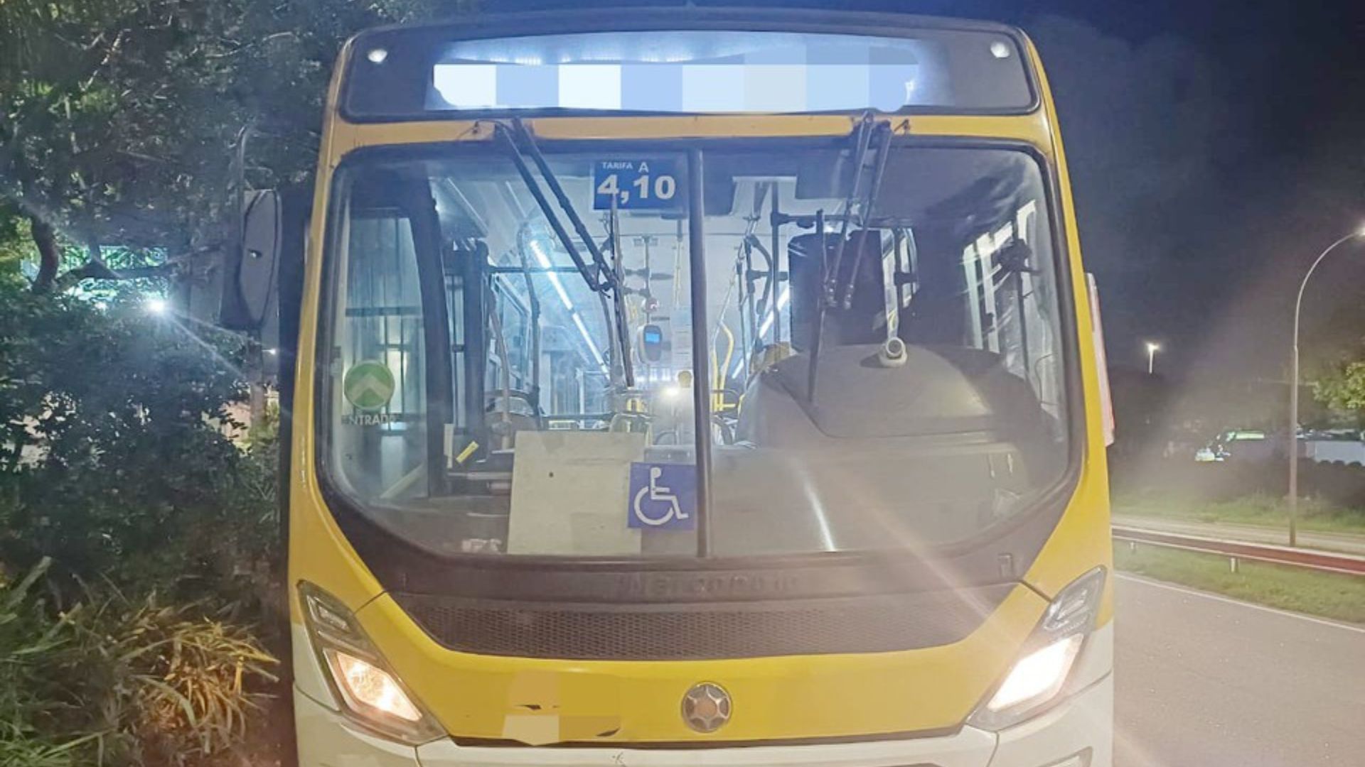 Jovem quebra as duas pernas ao pular de ônibus, na BR-101.