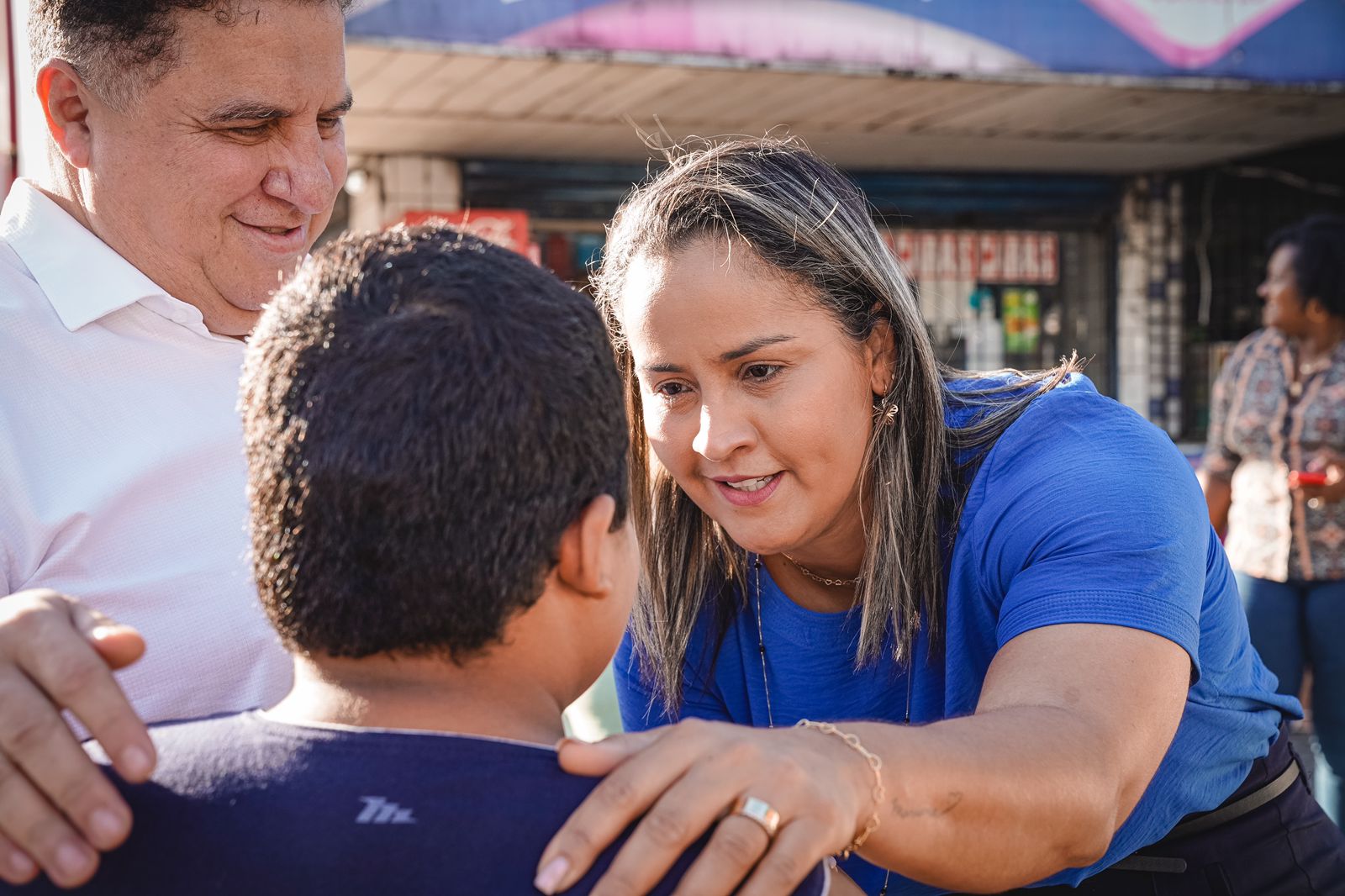 Lívia Álvaro e Pastor Cleiton Collins andam pelas ruas de Paulista