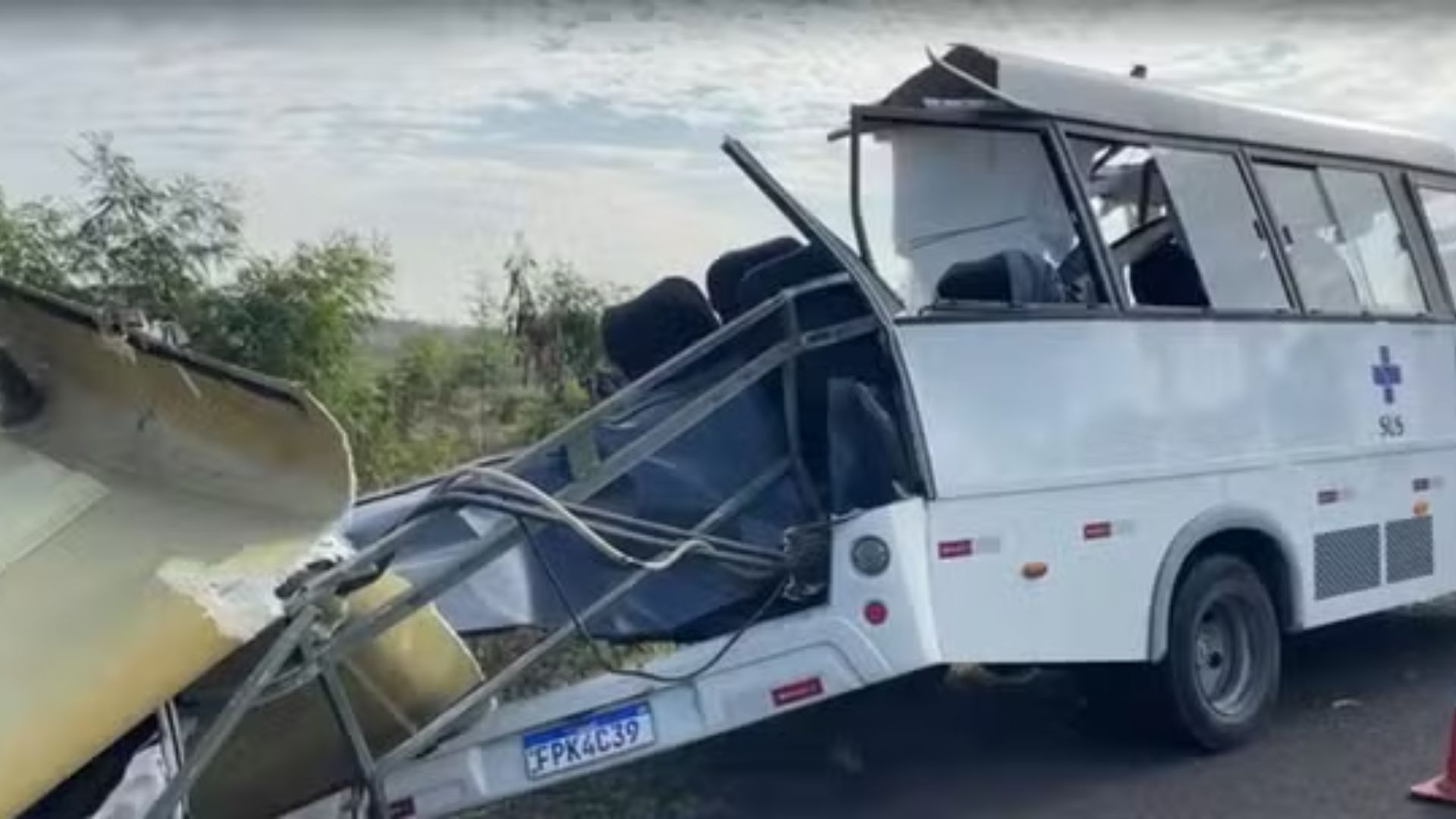 Micro-ônibus do AME destruído. Foto: Reprodução