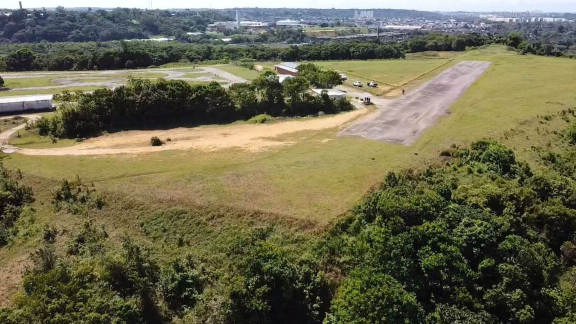 No Recife, polícia investiga desmatamento para construção de pista de voo clandestina.