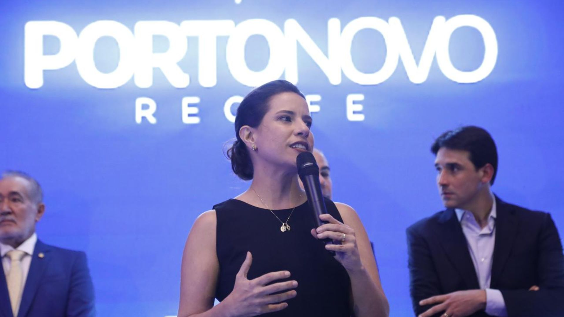 Novotel Recife Marina é inaugurado em cerimônia com governadora e outras autoridades.