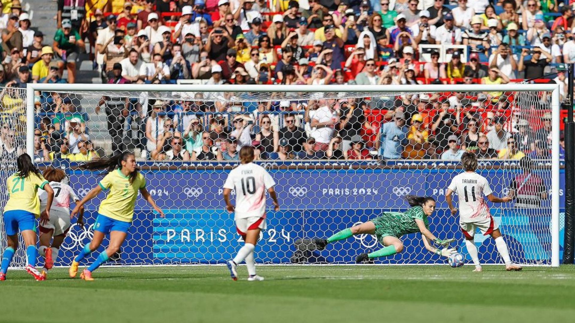 O clique do momento que a goleira Lorena Silva defendeu o pênalti do Japão. Foto: @rafaelribeirorio / CBF.