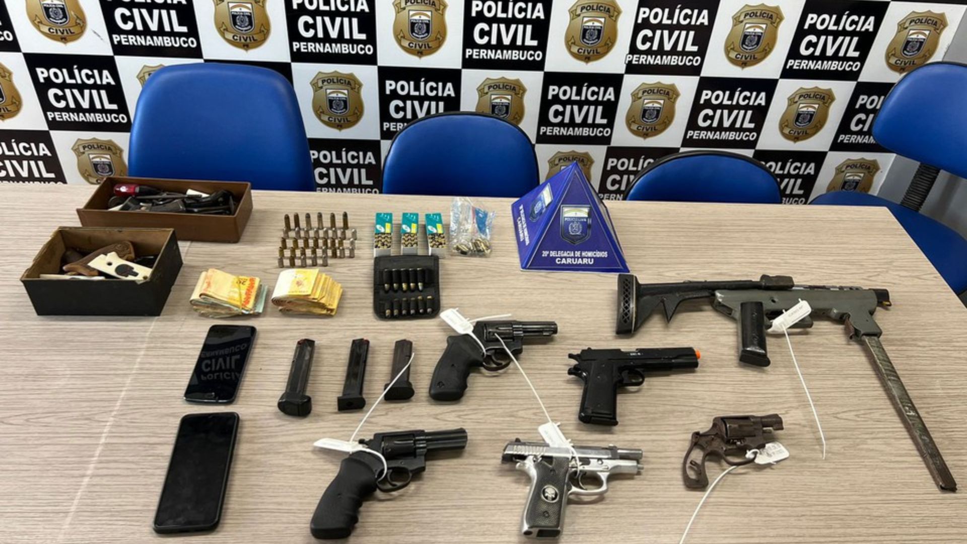 Polícia prende homem com submetralhadora, pistolas e munições; porte ilegal seria vendido a criminosos de Caruaru.