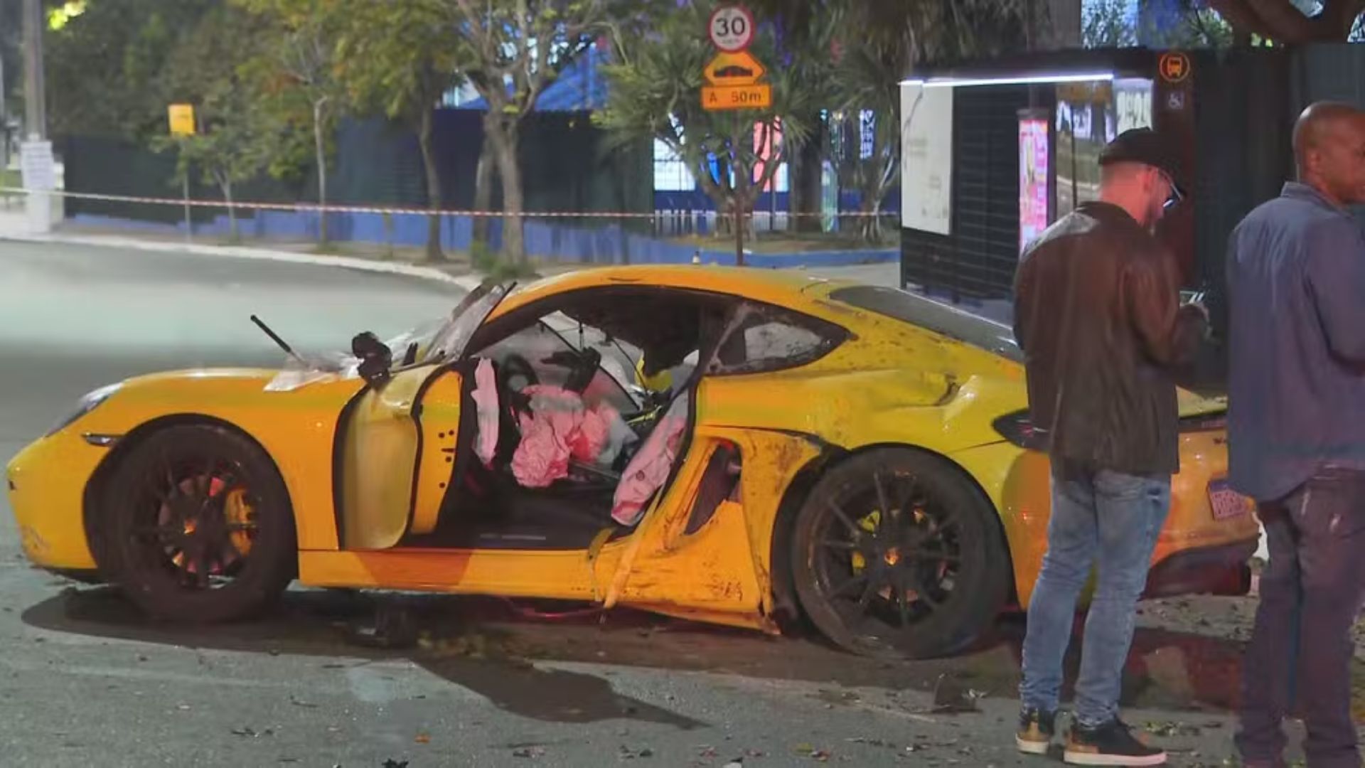 Após desentendimento, motorista de porsche amarelo atropela e mata motociclista. Foto: Reprodução 