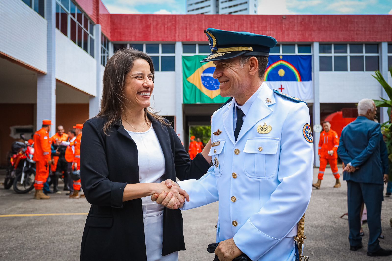 Raquel Lyra empossa novo comandante-geral do Corpo de Bombeiros: 'tem capacidade de liderar essa instituição tão importante'.