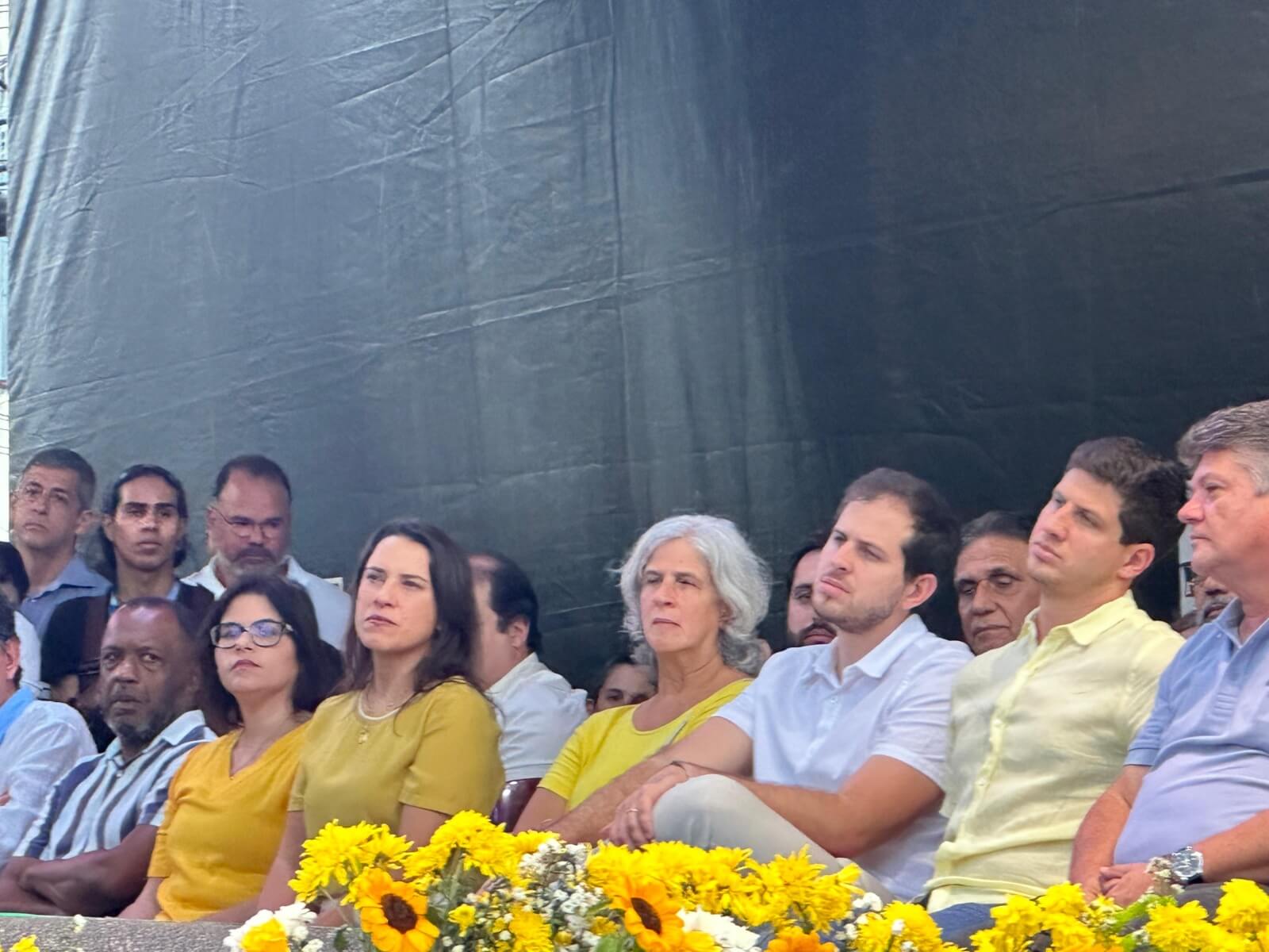 Raquel Lyra, Priscila Krause, João, Pedro e Renata Campos, na mesma fileira em missa de Nossa Senhora do Carmo. Foto: Luiz Fernandes