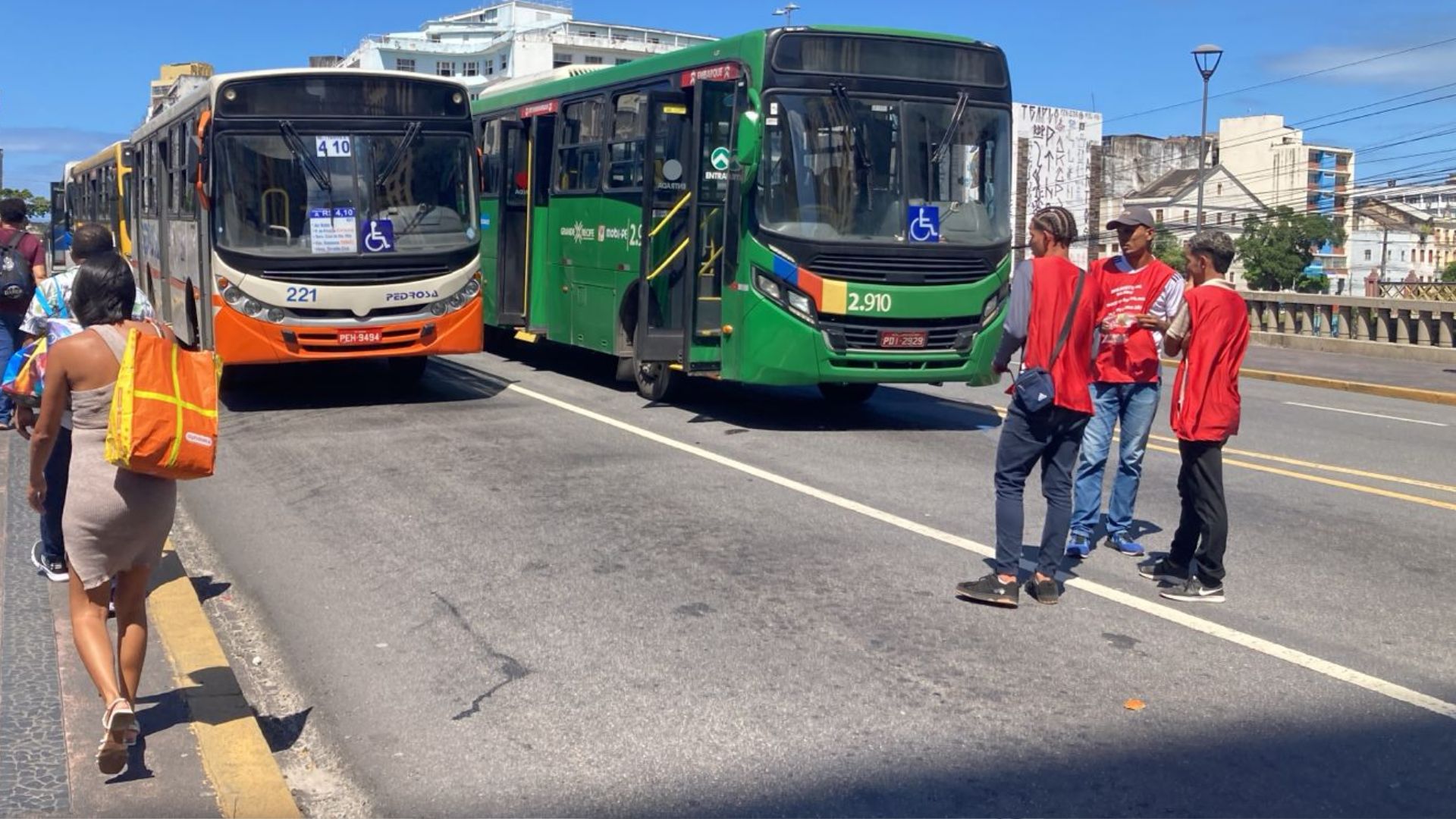 Rodoviários fazem paralisação no centro do RECIFE e chance de GREVE é real, alerta Sindicato