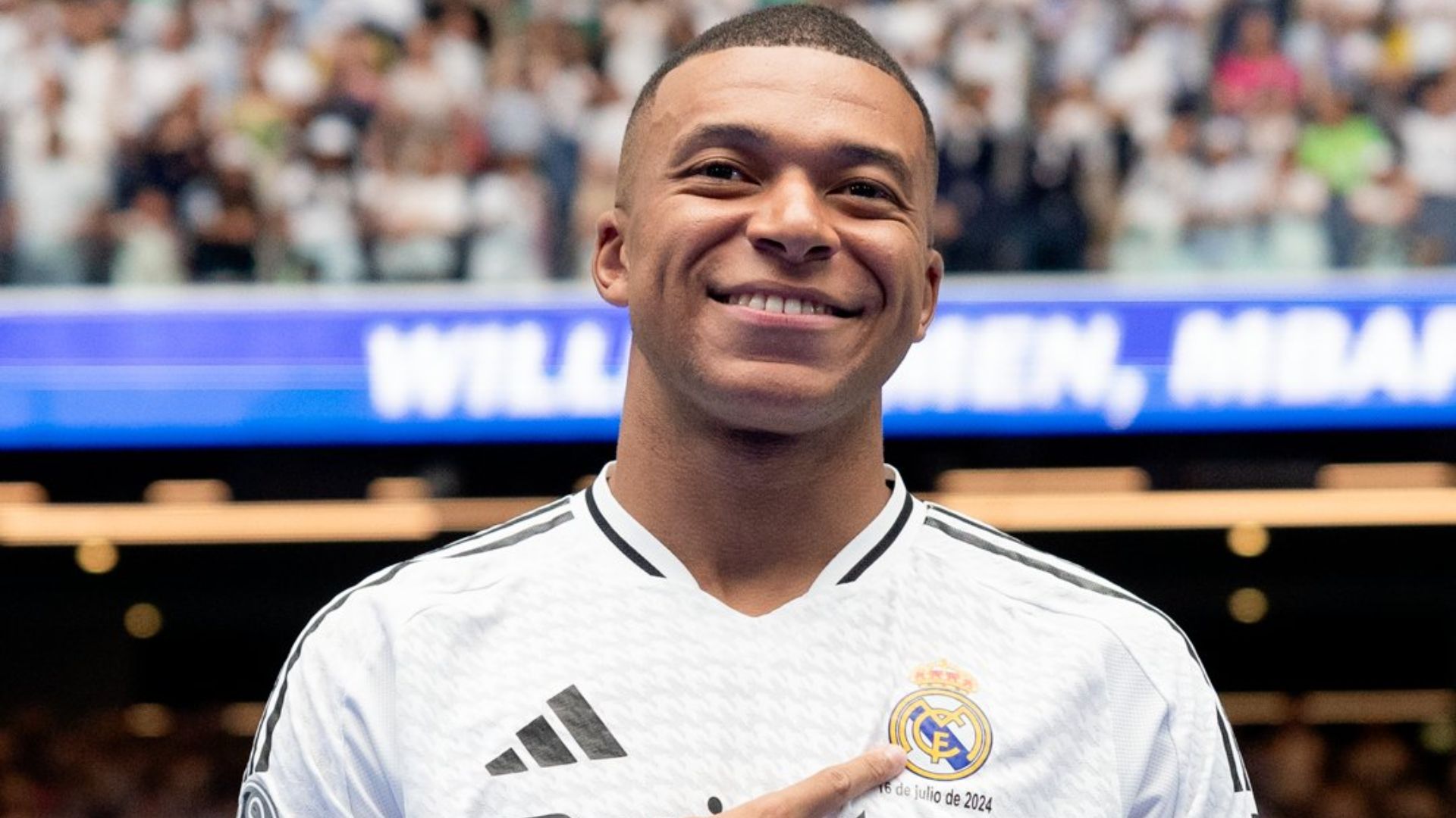 VÍDEO Mbappé faz gesto de CR7 durante apresentação no Real Madrid com Bernabéu lotado