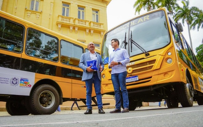 Prefeito Jogli Uchôa garante mais um ônibus escolar para Araçoiaba