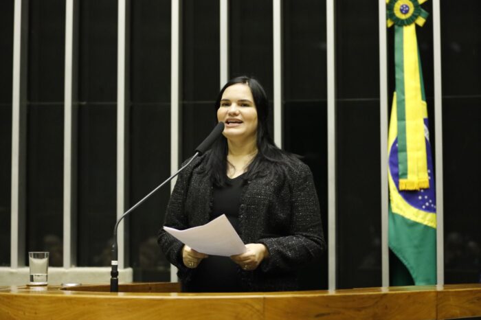 Michele Collins se torna membro da comissão de análise da PEC que criminaliza a POSSE de DROGAS