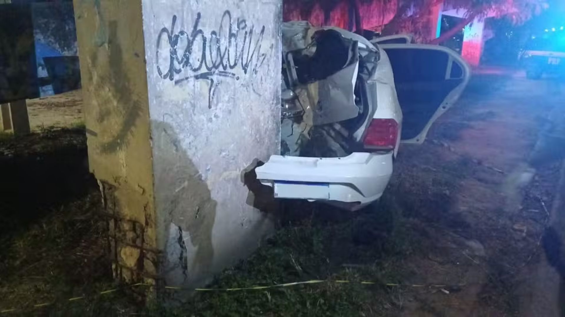 Recife: motorista morre e passageiro fica ferido após carro colidir com pilastra de passarela na BR-101. Foto: PRF/Divulgação