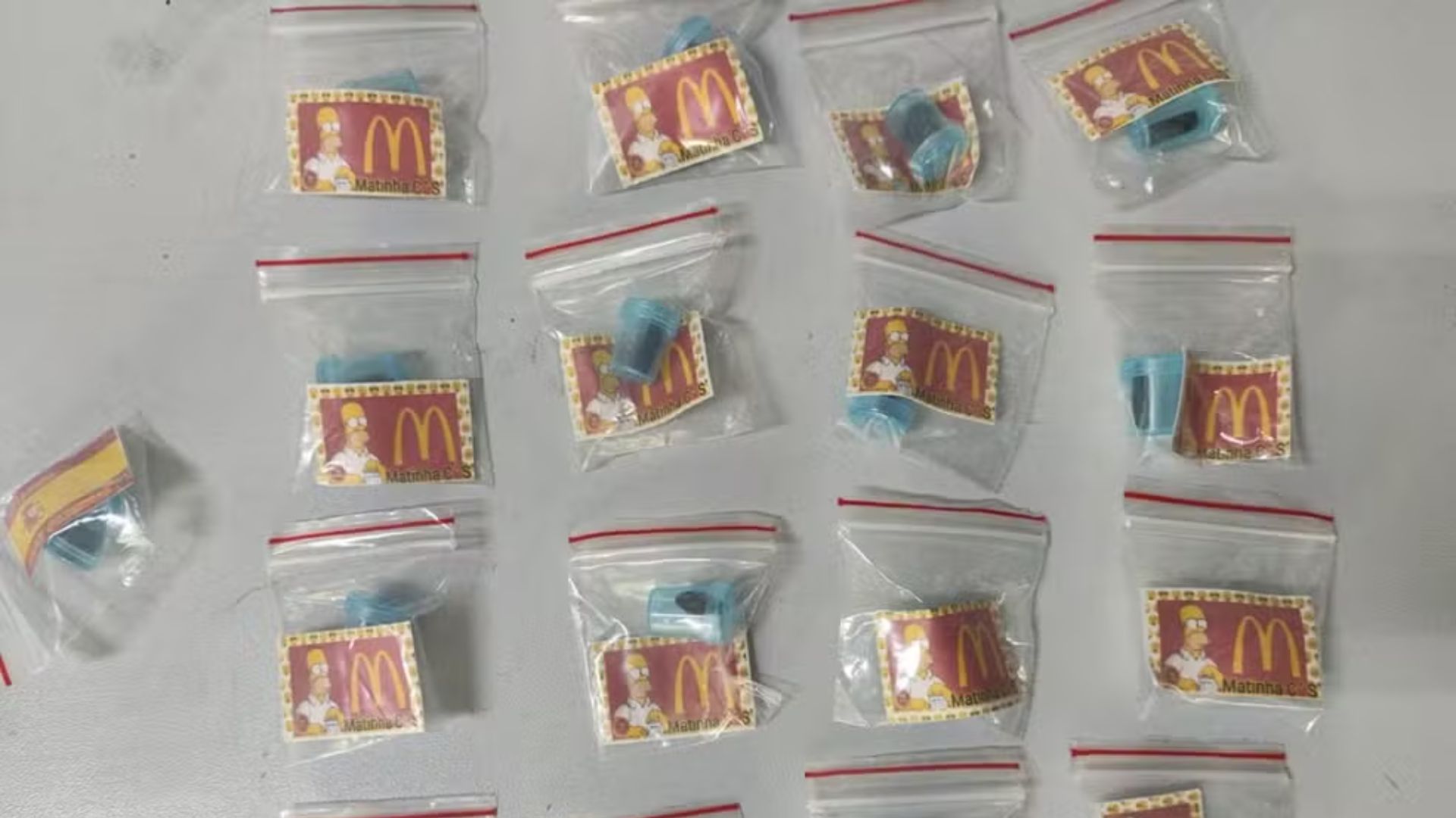 Mulher é presa traficando drogas com embalagem de rede fast food e Homer Simpson. Foto: Divulgação/Polícia Civil