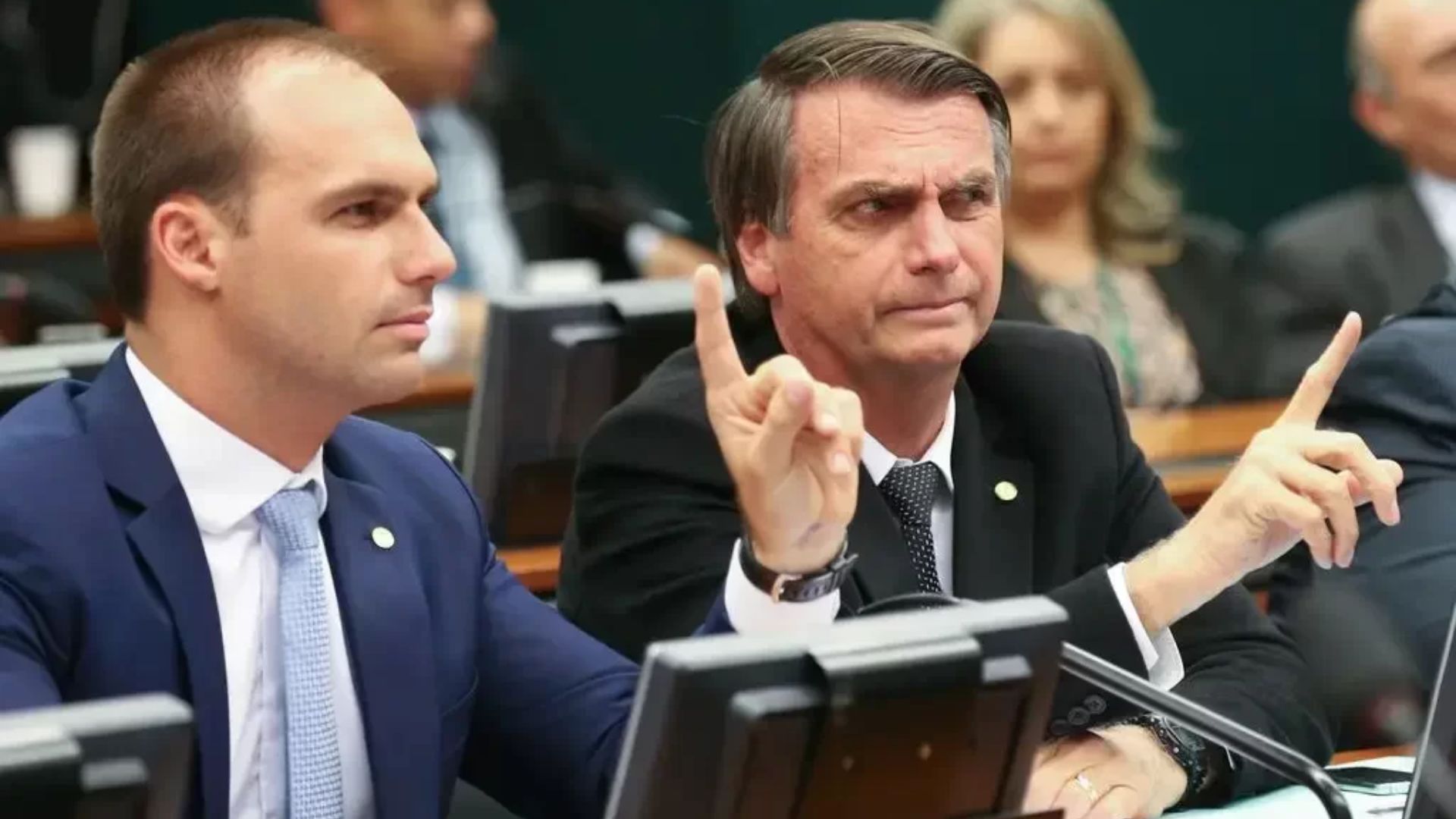 ‘Prendam meu pai, mas soltem Lula e deixem elegível’, sugere Eduardo Bolsonaro a PF